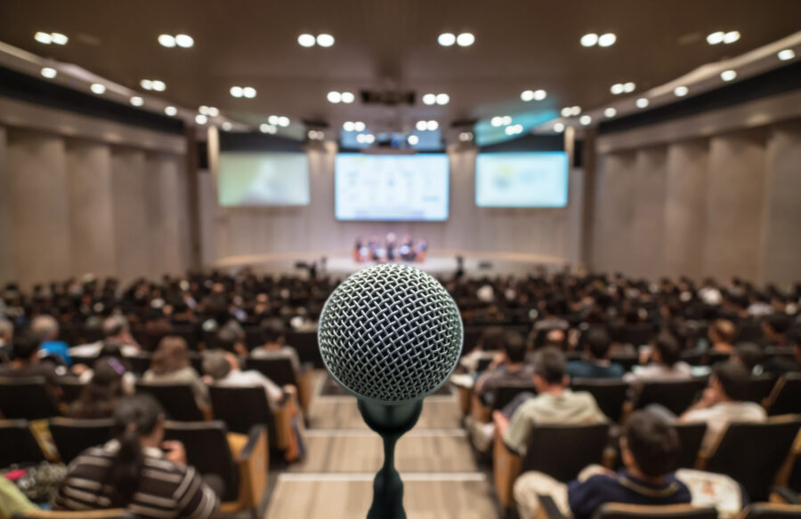 Illustrasjonsbilde fra seminar med en mikrofon i front