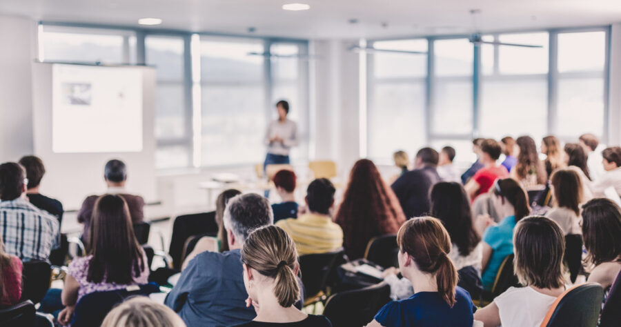 Illustrasjonsfoto av forsamling av mennesker på seminar