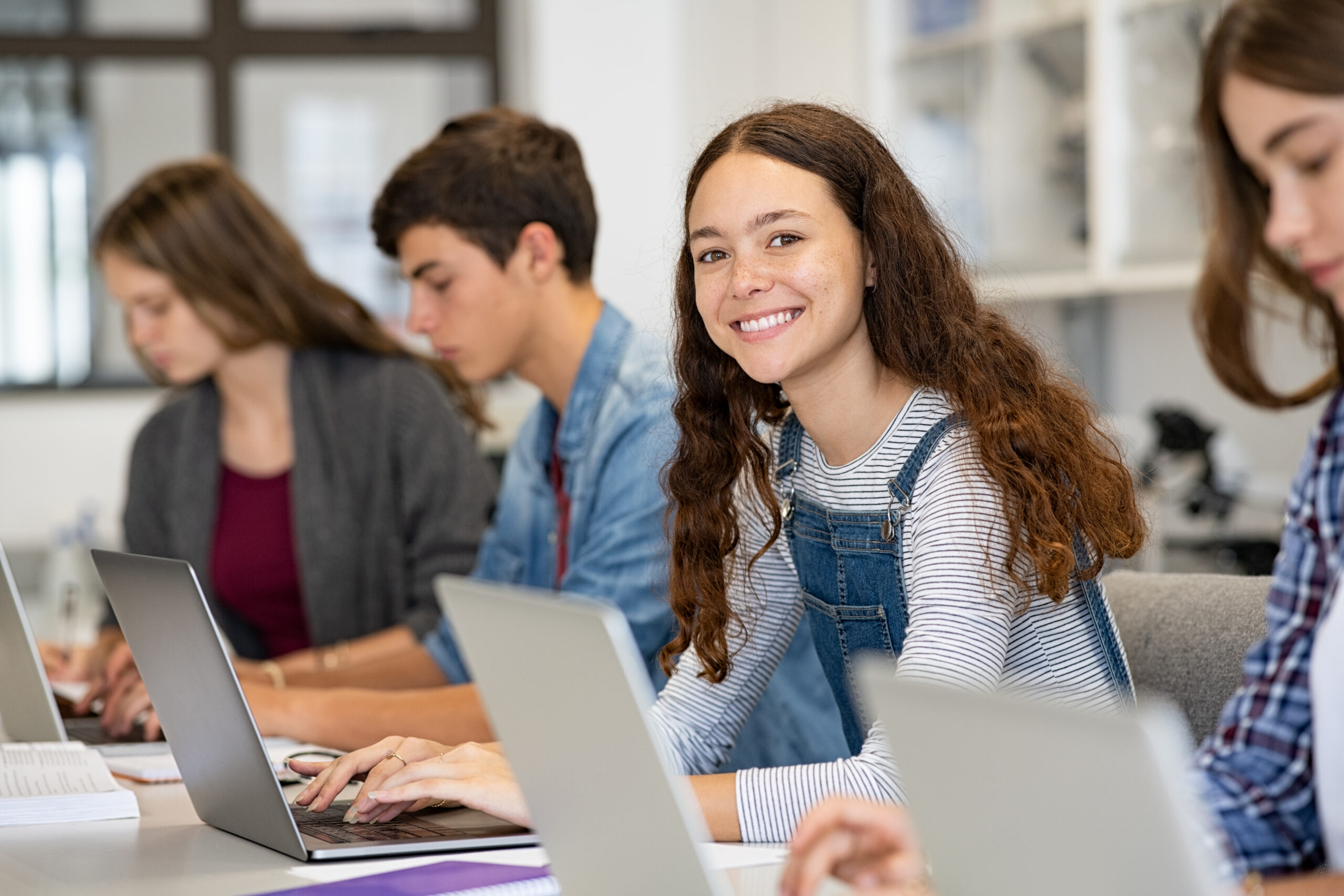 Skoleungdom som jobber på data.